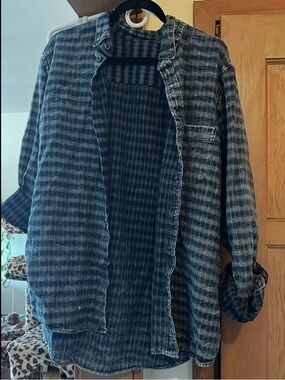 Urban Renewal Plaid Denim Flannel Button-Up Shirt

Cow girl vibes

Casual